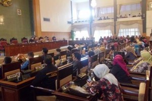 Ratusan tenaga honorer saat audiewnsi di gedung DPRD Kuningan.